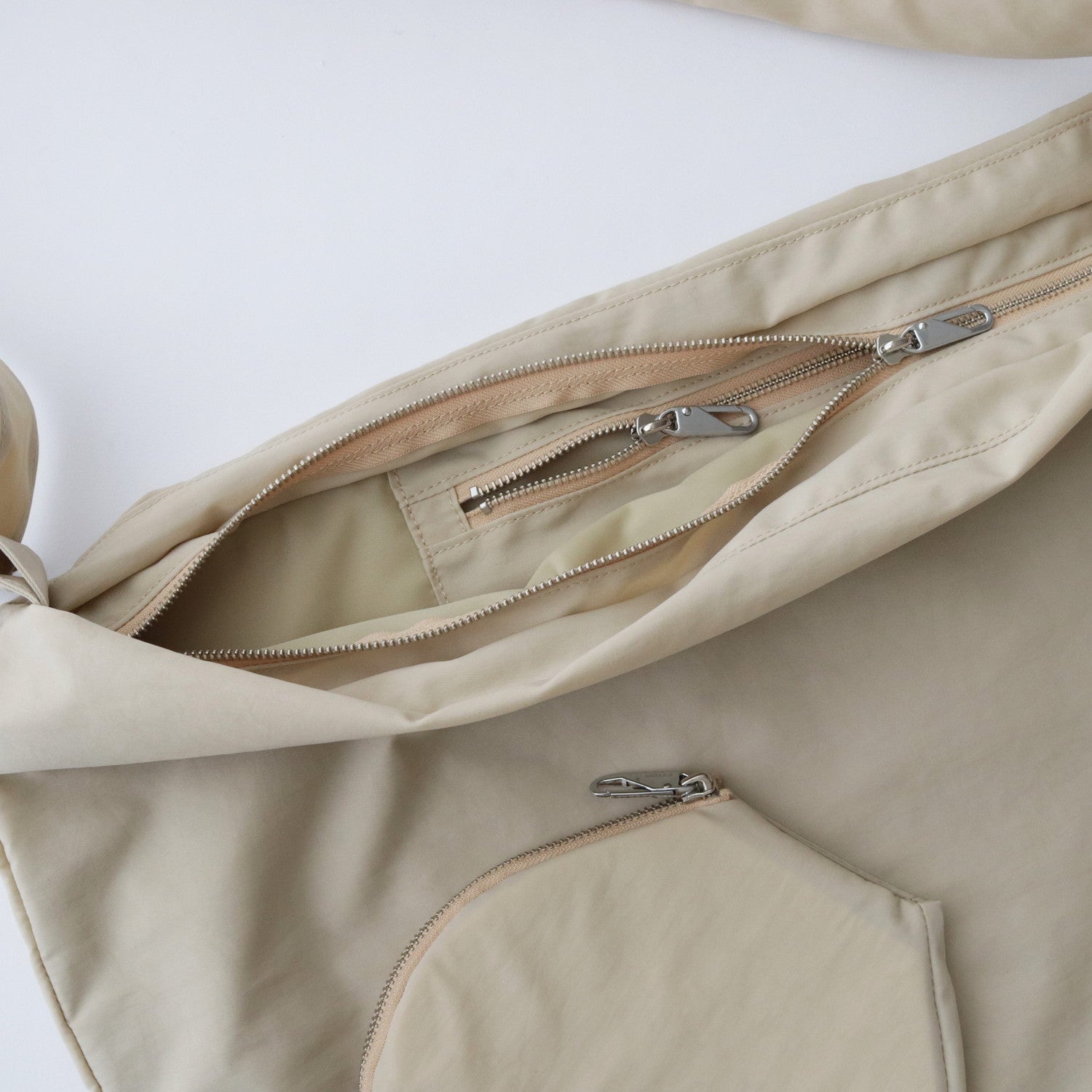 PING-PONG MESSENGER BAG #BEIGE [H01BG37] - HIDAKA（ヒダカ）23aw